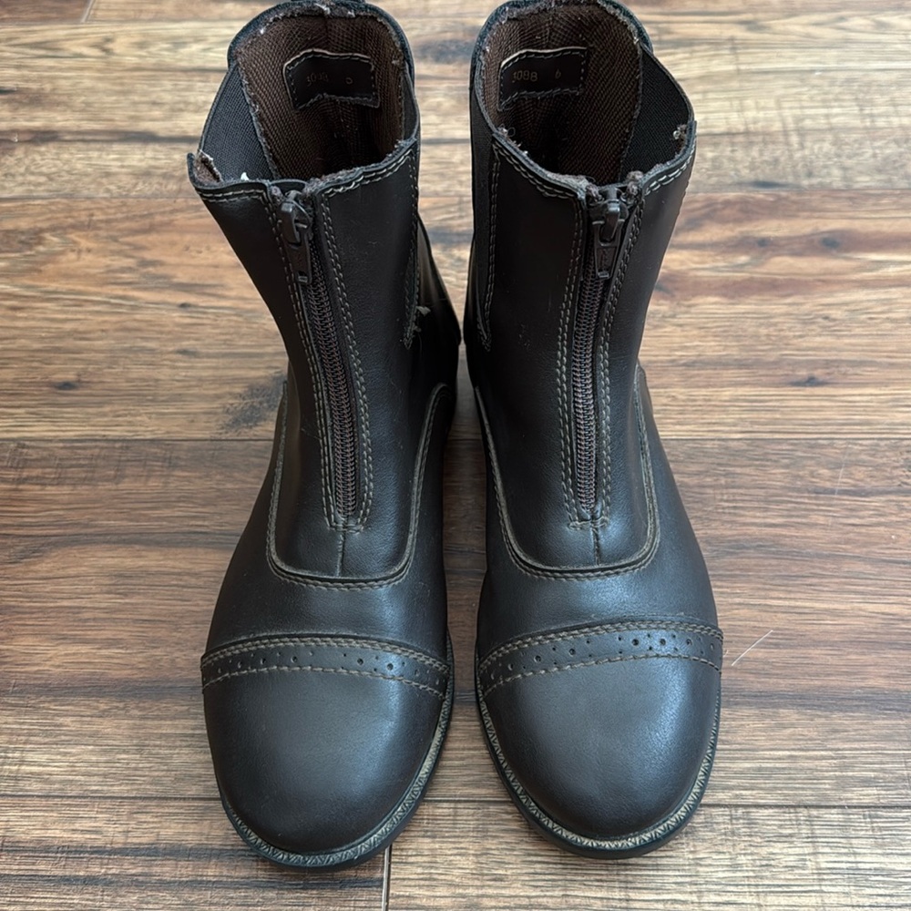Tuff Rider brown paddock boots. Lots of life left. Good condition.